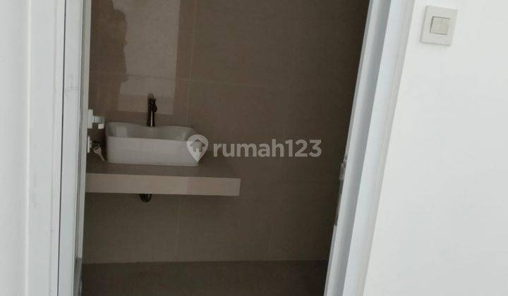 Dijual Rumah Hook 2.5 Lantai Siap Huni Kondisi Bagus Bangunan Kokoh Luas Tanah 192m Shm - Sertifikat Hak Milik Di Pulomas Jakarta Timur 2