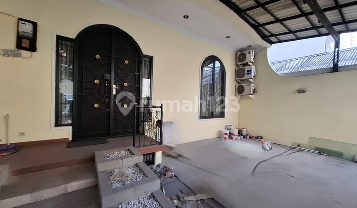 3.5-Story House Ready to Live In, Well-Maintained, Newly Renovated  
Land Area 128m², Semi-Furnished, Freehold Certificate (SHM)  
Located in Gading Asri, Kelapa Gading, North Jakarta 2