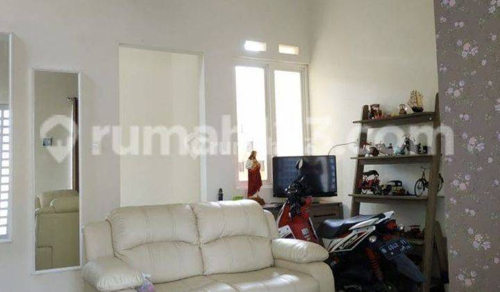 ruang keluarga rumah bagus dijual di graha