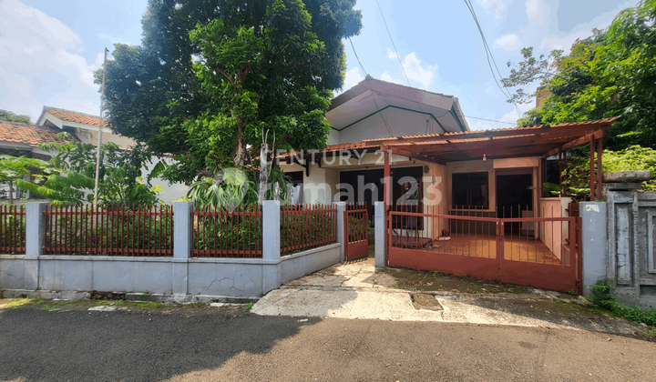 Well-Maintained Comfortable Residential House in Ciputat EF17040