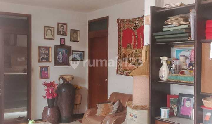 Land counting house on Cihampelas main road. 2