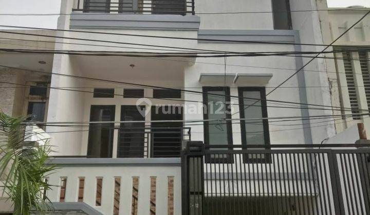 Rumah Siap Huni, 3 lantai, di Green Ville 1