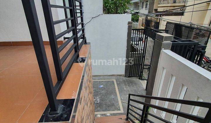 Rumah Siap Huni, 3 lantai, di Green Ville 2