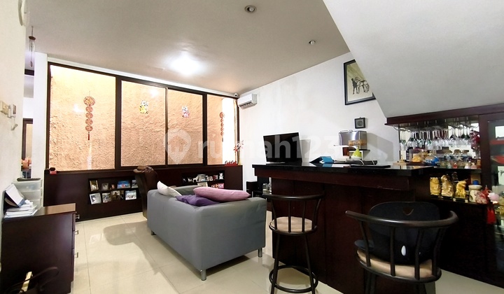 Rumah Siap Huni, Terawat, 3 Lantai, Luas 126M² Rumah Siap Huni, Terawat, 3 Lantai, Luas 126M²