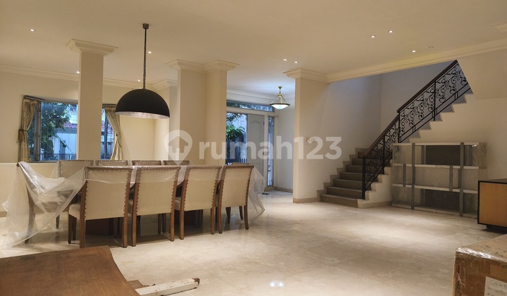 House in Mega Kebon Jeruk, 208 meters