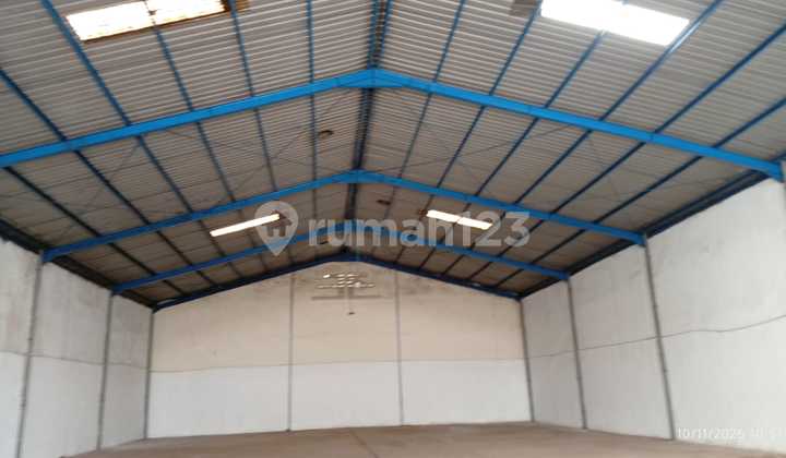 Double Gate Ada Halaman Gudang Suri Mulia, Margomulyo