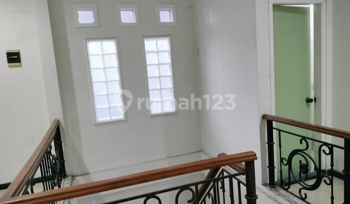 1,5 Lantai Rumah Penjaringan Sari Rungkut di Surabaya  2