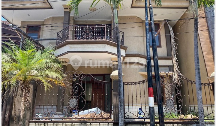 Hitung Harga Tanah Saja Jual Cepat Rumah 2 Lantai Layak Huni di Taman Darmo Permai