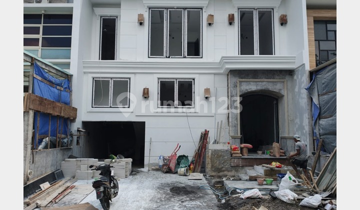 Rumah Pakuwon Indah Cluster The Mansion, American Modern - New Gress