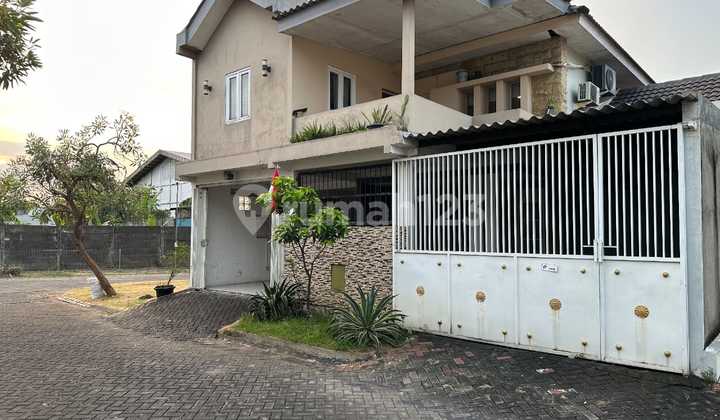 Hadap Selatan Rumah Puri Surya Jaya cluster Valencia Spring