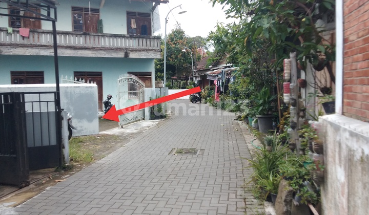 Di jual tanah, Murah pake bangets, Monggo bandingkan dengan sekitar nya lokasi di Seturan, hanya  30 meter dari jl Wachid Hasyim dekat kampus UPN VETERAN, STIE YKPN,  ATMA JAYA, UNIV PROKLAMASI, AMIKOM, HARTONO MALL 2