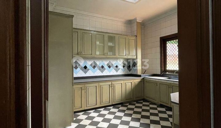 For sale: 3-story shophouse suitable for showroom, restaurant, clinic, office.