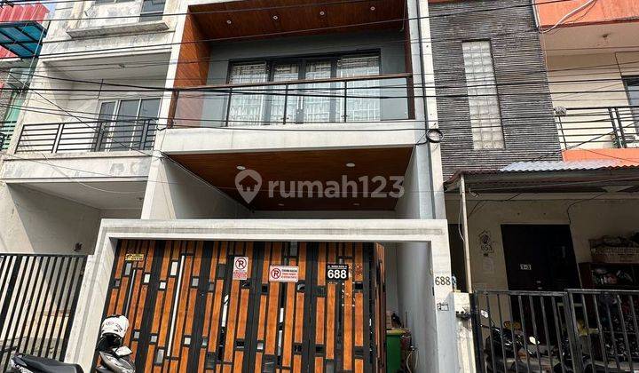 Rumah Hunian 3 Lantai Design Modern di Jakbar 1