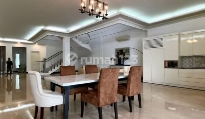 Dijual Rumah Mewah Hadap Selatan di Menteng 