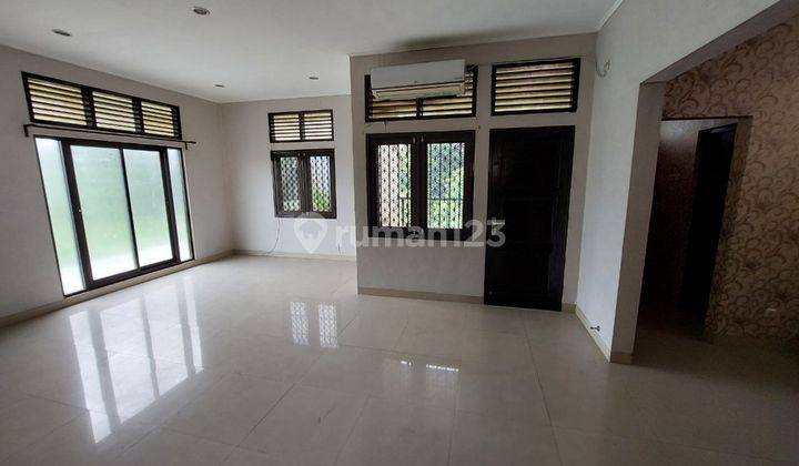 Disewakan Rumah Cantik Semi Furnish + Butik  2