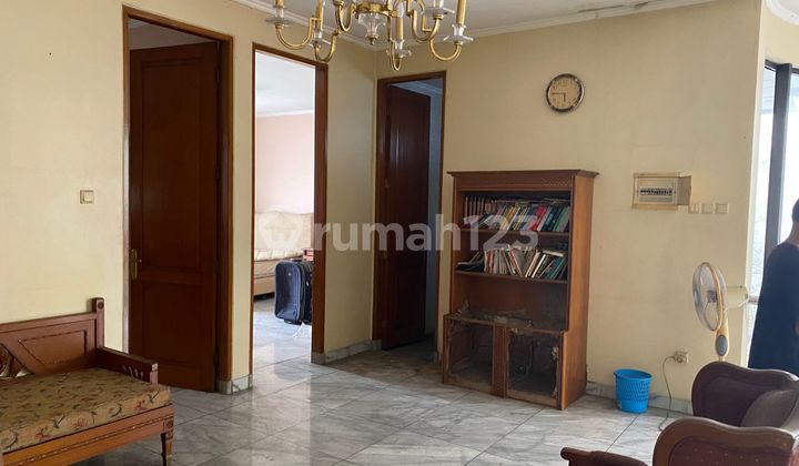 Dijual Rumah 2 Lantai Area Komersil di Menteng