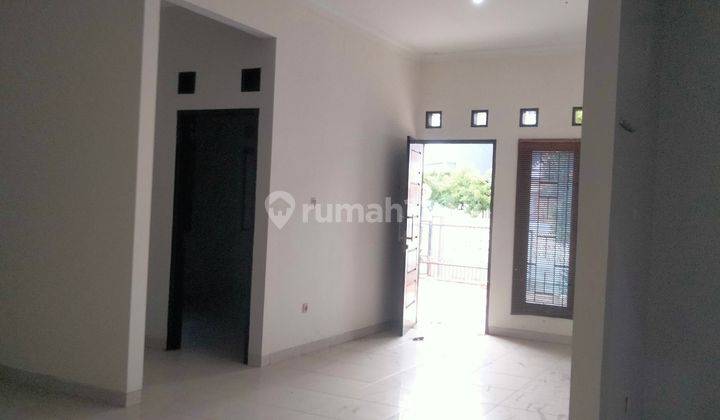 ruang tamu rumah cantik siap huni di