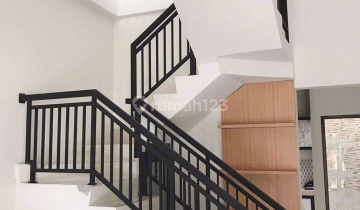 Dijual rumah 2 lantai di Citra Raya Cikupa bundaran 1 2