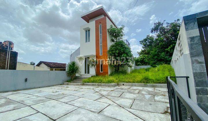 RUMAH 2 LANTAI SIAP HUNI, TANAH LUAS, DEKAT LOTTE MART MAGUWO