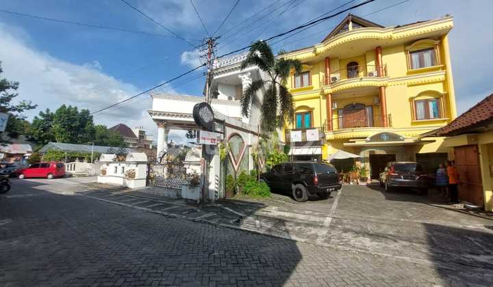 ACTIVE HOSTEL FOR QUICK SALE PRIME LOCATION CITY CENTER 2