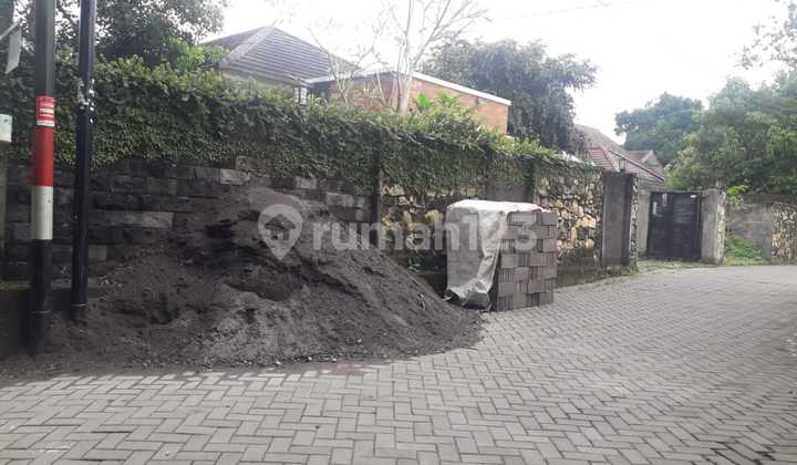 LANDED HOUSE WITH SUPER SPACIOUS LAND INSIDE THE RING ROAD, 500 METERS FROM UTY 2