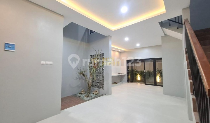 RUMAH BARU 2 LANTAI SIAP HUNI 7 MENIT KE KAMPUS UPN 2