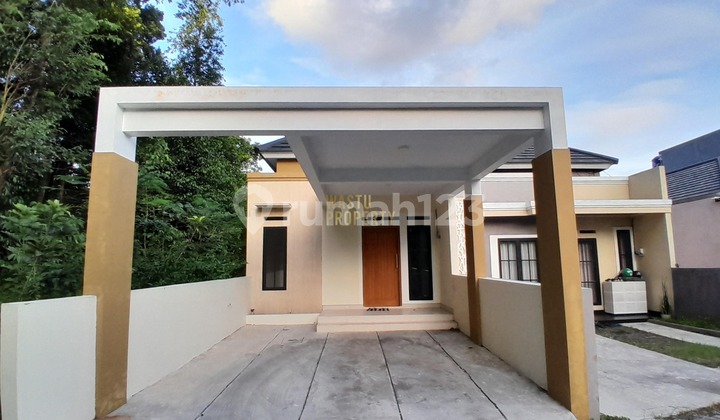 RUMAH BARU SIAP HUNI TANAH LUAS DEKAT AL-AZHAR DAN KAMPUS UII RUMAH BARU SIAP HUNI TANAH LUAS DEKAT AL-AZHAR DAN KAMPUS UII