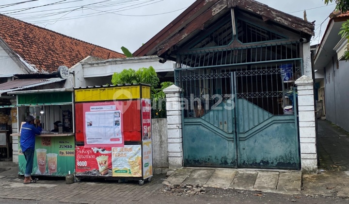 Dijual Rumah di Petemon Barat