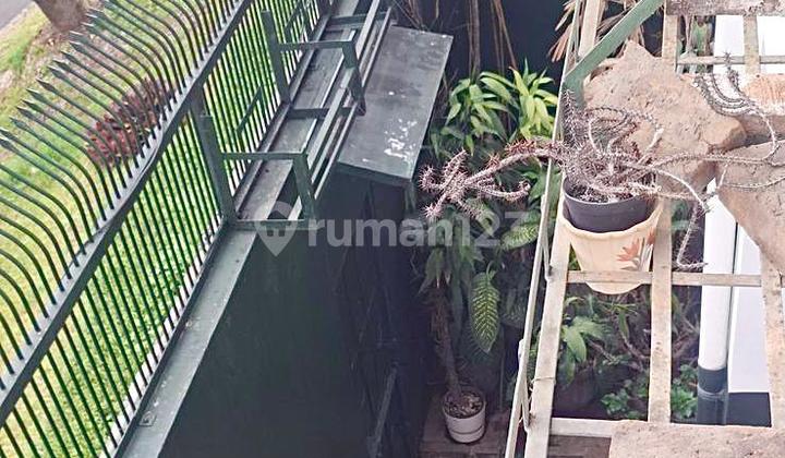 rumah minimalis cantik 3 lantai di setra duta 2