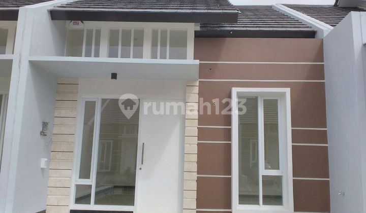 Comfortable minimalist house in Taman Kopo Indah V Comfortable minimalist house in Taman Kopo Indah V