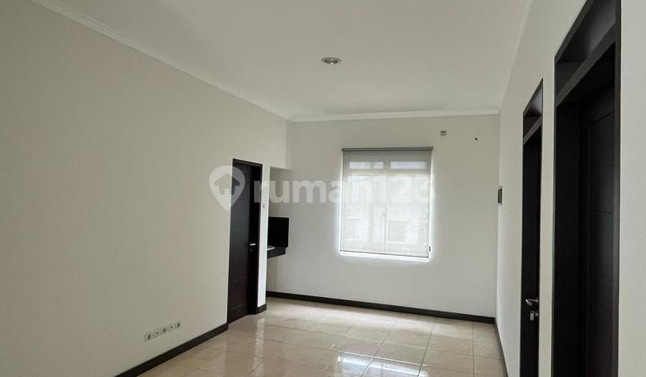 A comfortable modern house in the new city of Parahyangan. A comfortable modern house in the new city of Parahyangan.