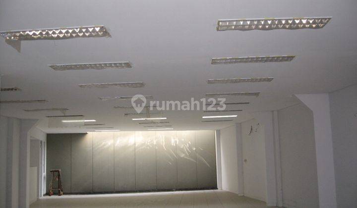 gedung perkantoran lokasi di dekat alun alun 1