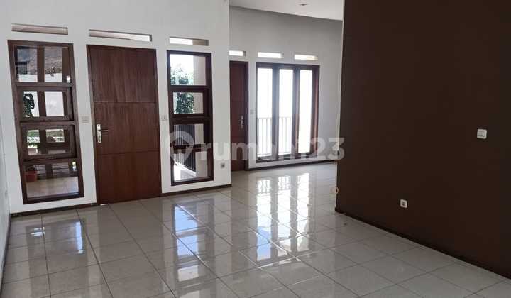 rumah modern nyaman di setiabudi regency