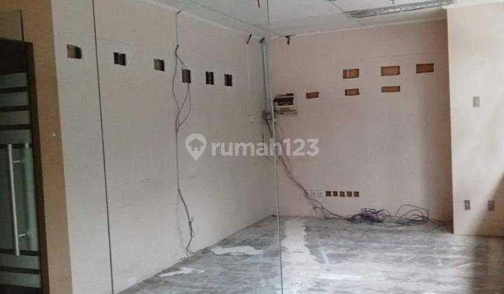 Sewa kantor di Jakarta Mega plaza 70sqm partisi 150k nego  2