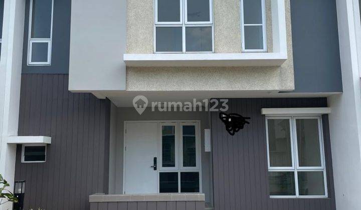 Dijual Murah Rumah Rapih Sdh Renovasi. Ada Rooftop di lantai atas. Lokasi sangat premium karena ada jogging track dan danau di samping Cluster. Rumah tdk berhadapan dengan Rumah Lain. 1