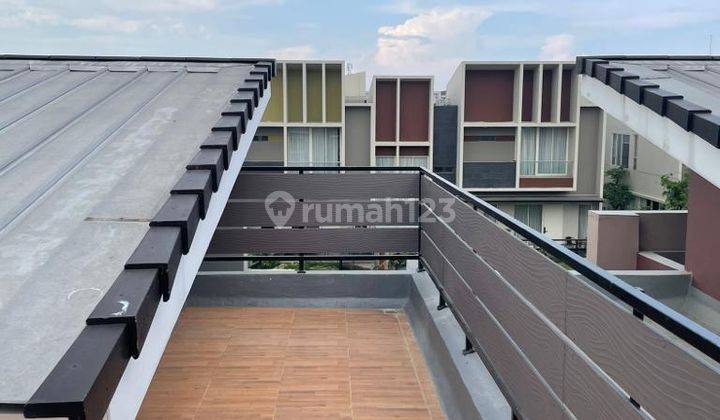 Dijual Murah Rumah Rapih Sdh Renovasi. Ada Rooftop di lantai atas. Lokasi sangat premium karena ada jogging track dan danau di samping Cluster. Rumah tdk berhadapan dengan Rumah Lain. 2