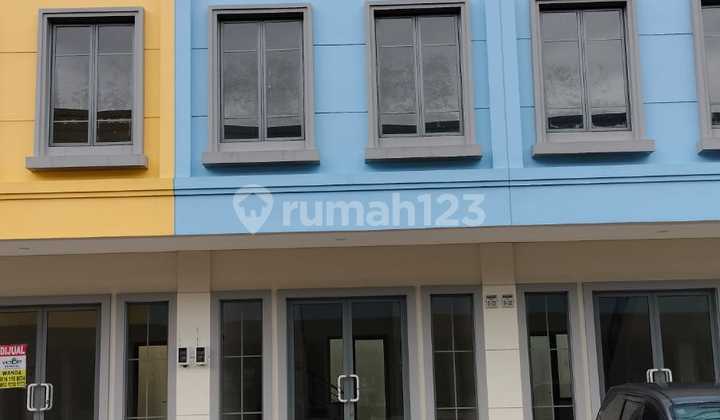 Disewakan Ruko Maggiore Brand New Di Lokasi Strategis Dan High Traffic, Dikelilingi Banyak Cluster Perumahan, Lokasi Sekitar Sangat Ramai. Sudah Dilengkapi Solar Panel.