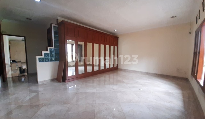 Rumah Semi Furnished Siap Pakai di Kemang