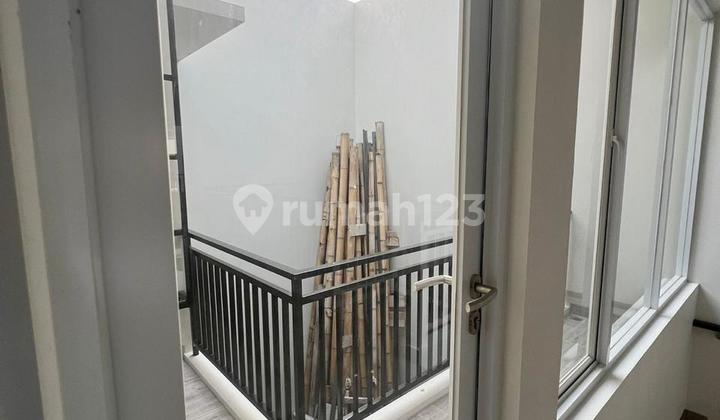 Rumah baru design mandiri di GRIYALOKA BSD Row jalan besar 2