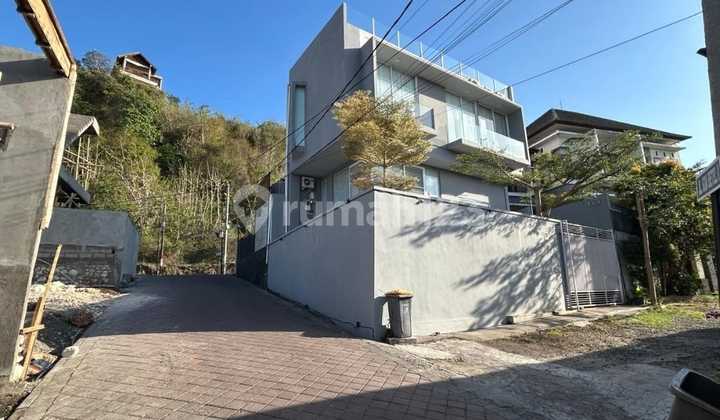 RUMAH DENGAN OCEAN VIEW BERLOKASI DI TAMAN GRIYA JIMBARAN BALI