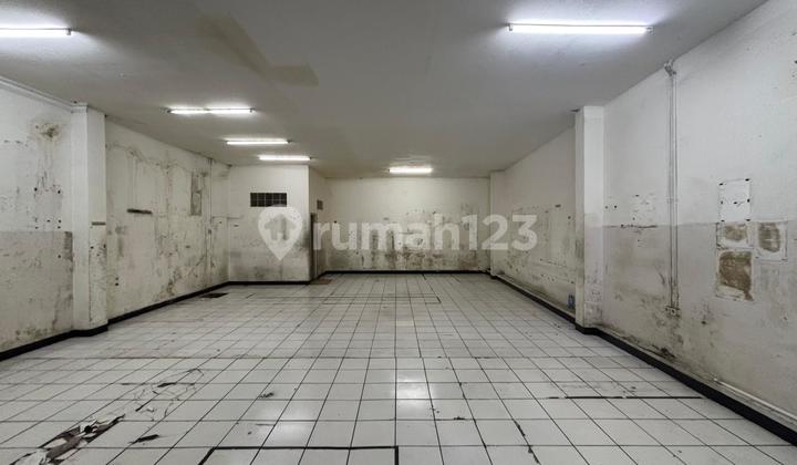 Commercial Space in Holis Cigondewah 135.0 m² Unfurnished