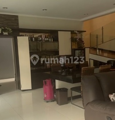 Rumah Bagus 2 Lantai Full Furnish di Kota Baru Parahyangan 2