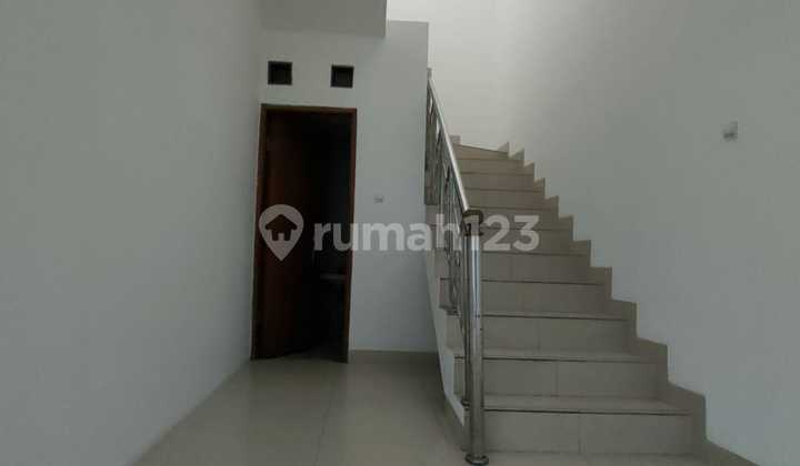 2 Shop Houses in Rendeng, 2 Floors, Freehold Certificate, located on Moch Toha Street. 2
