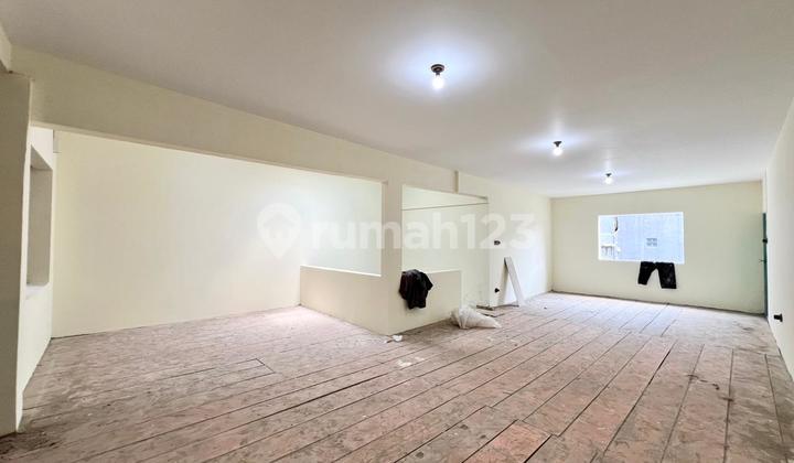 For Rent, 3-Story Shop House, in Astana Anyar