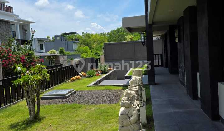 Villa Modern Eksklusif Dengan Rooftop Luas Seaview