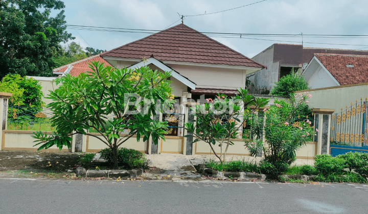 RUMAH POSISI HOEK BISA UNTUK KANTOR / KULINER / TOKO 1