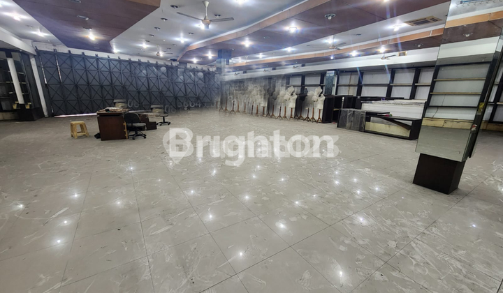 A MAJESTIC BUILDING SUITABLE FOR OFFICES / SHOPS IN THE CENTER OF SEMARANG CITY 2