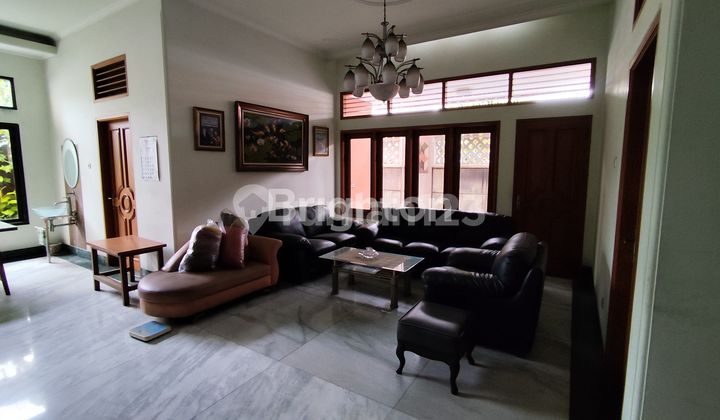 HOOK HOUSE CAN BE USED FOR BUSINESS / RESIDENCE