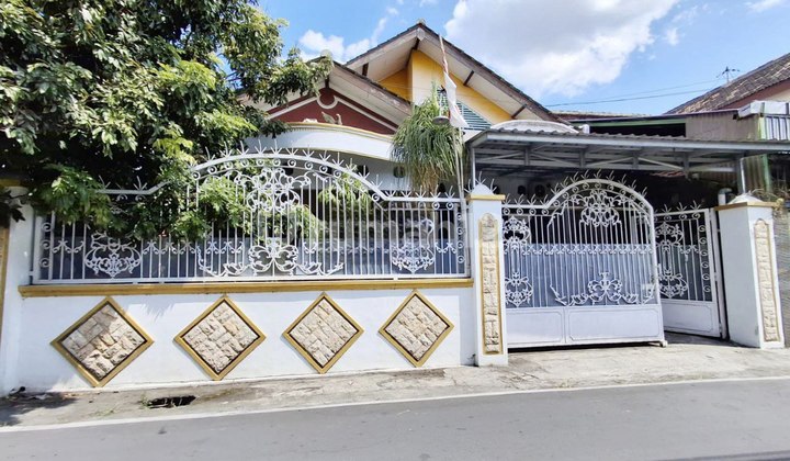 Spacious House Near Luwes Gentan For Quick Sale, Freehold Title 2