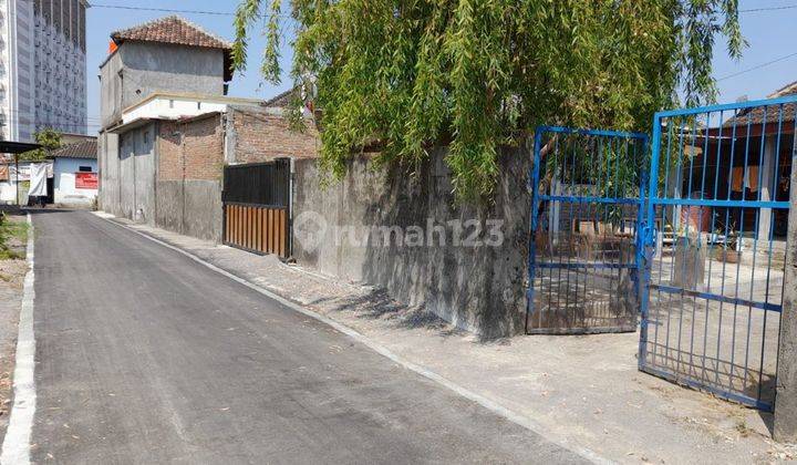 Tanah luas bonus rumah gonilan area UMS cocok utk kos 309 m² SHM 2